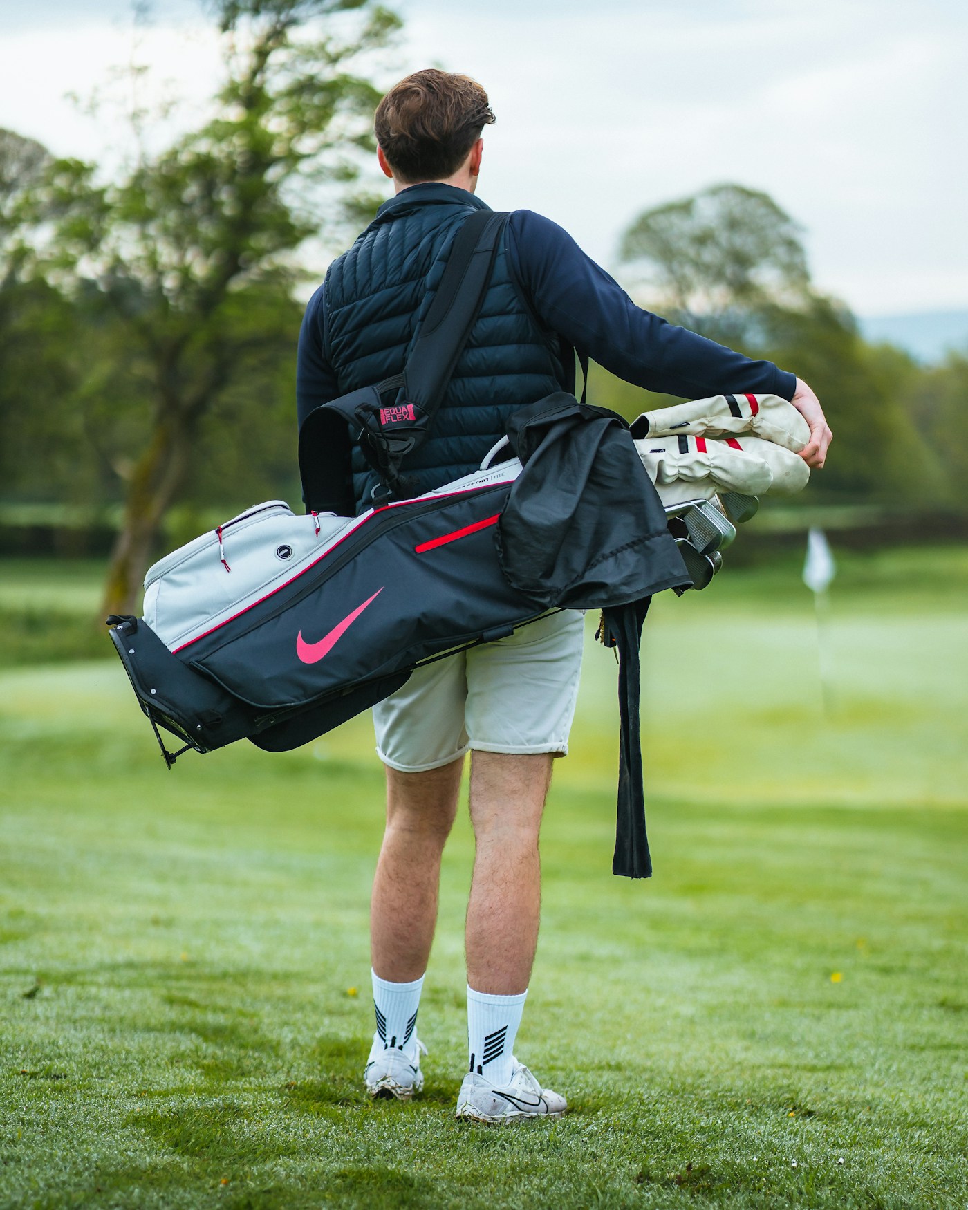 Titleist Players S4 StaDry vs Sun Mountain 2.5+: Premium Weatherproofing or Smarter Walking Value?